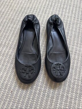 Tory Burch Black Pebbled Leather Logo Round-Toe Ballet Flats